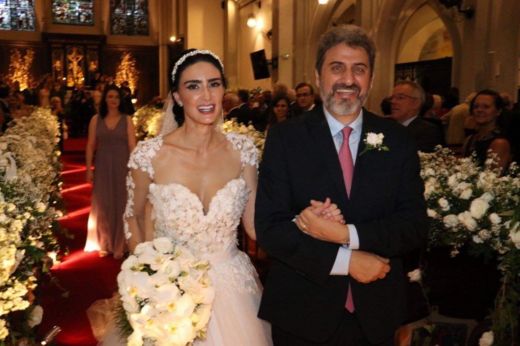 A atriz Cristiane Machado e o marido dela, Sergio Schiller Thompson-Flores, durante a cerimônia de casamento deles, em abril de 2018