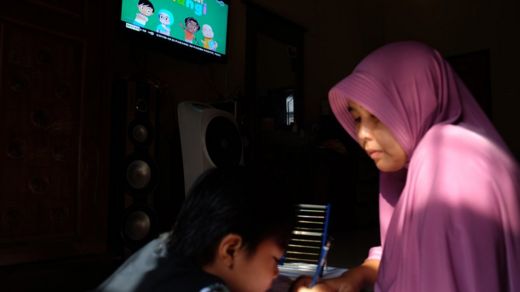 Ibu dan anak belajar di rumah