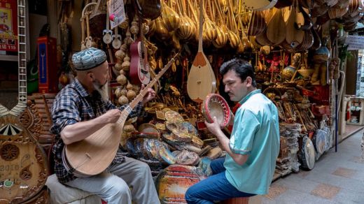 Dos uigures tocan instrumentos en Kashgar, Xinjiang.