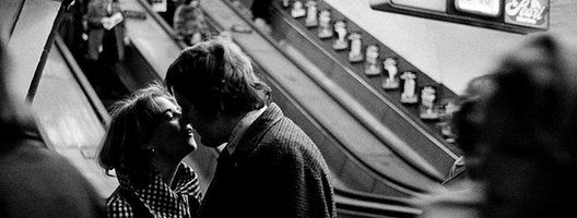 A couple kiss at Holborn, 1978
