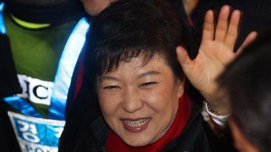 President-elect Park waves to supporters (19 Dec)