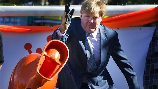 Crown Prince Willem-Alexander hurling toilet, 30 Apr 12