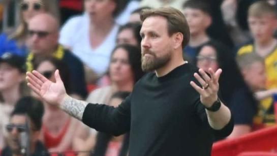 Manager Rob Elliot of Gateshead is gesturing during the Isuzu FA Trophy Final between Gateshead and Solihull Moors at Wembley Stadium in London, on May 11, 2024