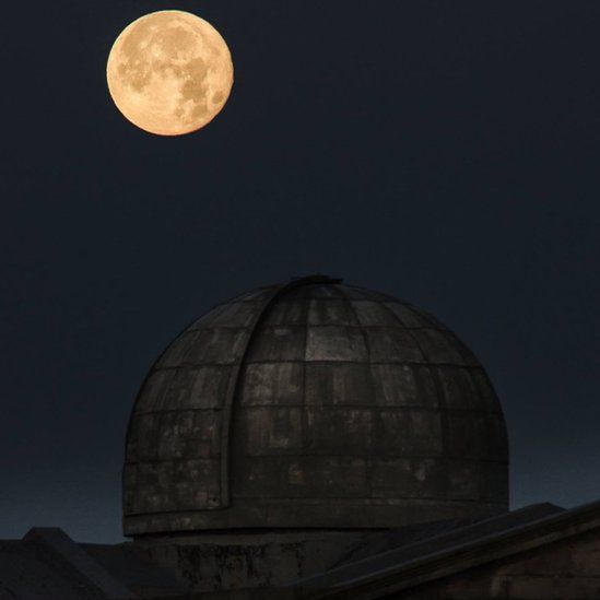 Scots go lunar for 'Supermoon' - BBC News