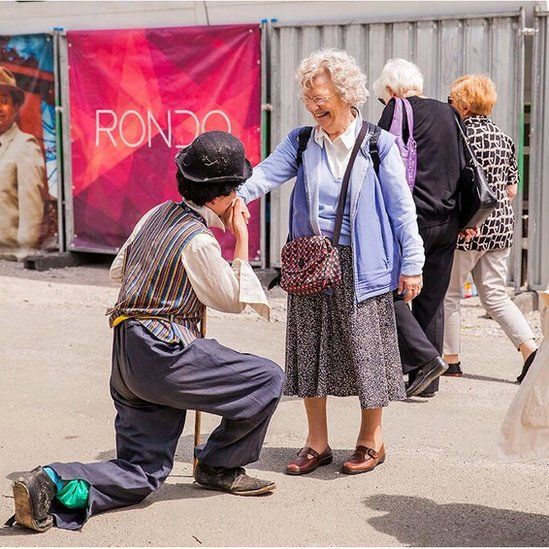 Mae Charlie Chaplin yn dal i ddenu'r merched ar ôl yr holl flynyddoedd! // Charlie Chaplin is still wooing the ladies after all these years!