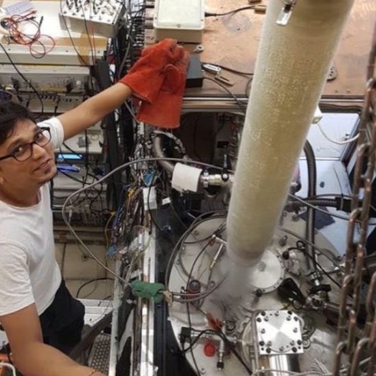 O físico Manohar Kumar em seu laboratório