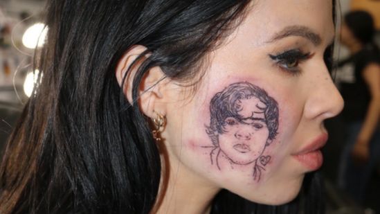 Kelsy Karter and her fake face tattoo of Harry Styles