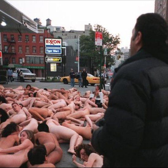 Spencer Tunick directs an artwork in New York