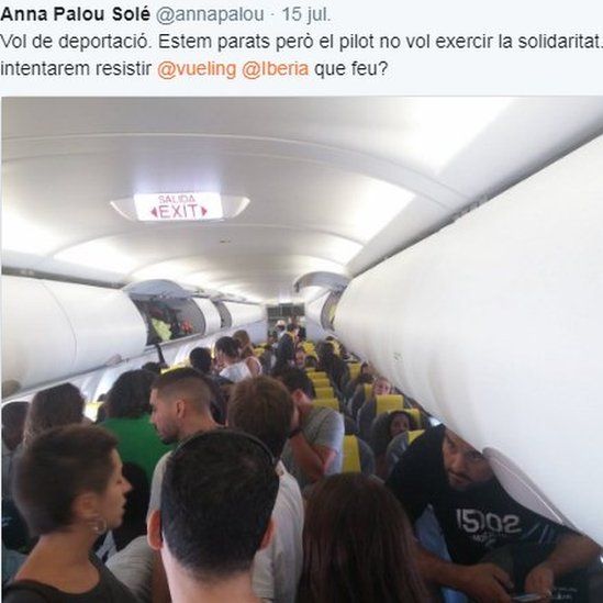 Tweet showing a photo of the solidarity protest on the plane