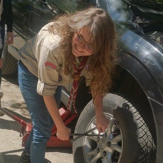 Sham changing a car tyre