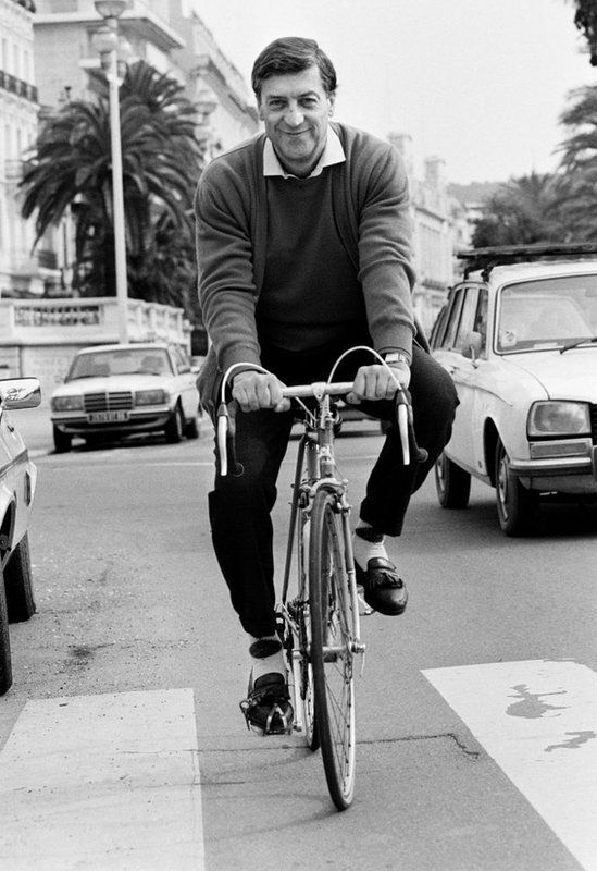 Nino Cerruti, 09 Mart 1985'te Nice'deki Promenade des Anglais'de bisikletine biniyor.