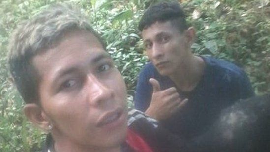A selfie of Brayan Bremer and Francisco de Assis Oliveira Ferreira shows the two fugitives giving the thumbs up.