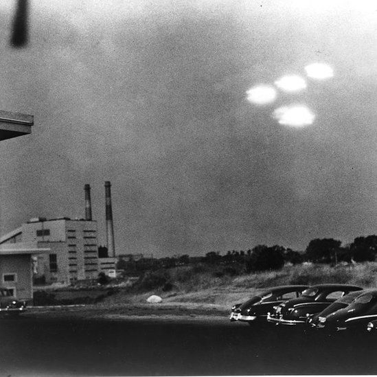 Objects in the sky photographed in Massachusetts in 1952