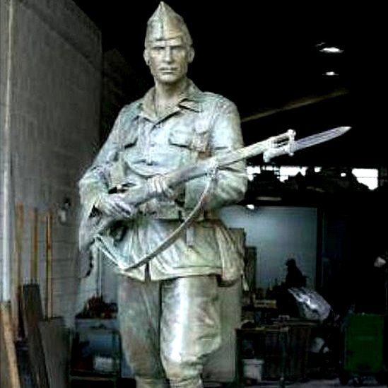 Статуя бронзового легионера