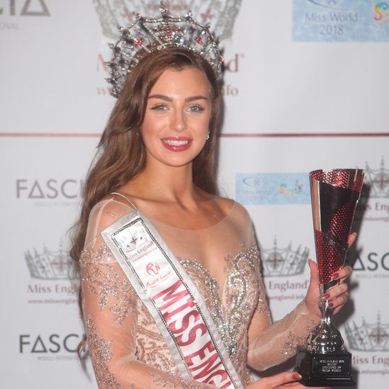 Alisha Cowie being crowned as Miss England