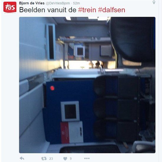 Изображение в Twitter внутри разбитого вагона