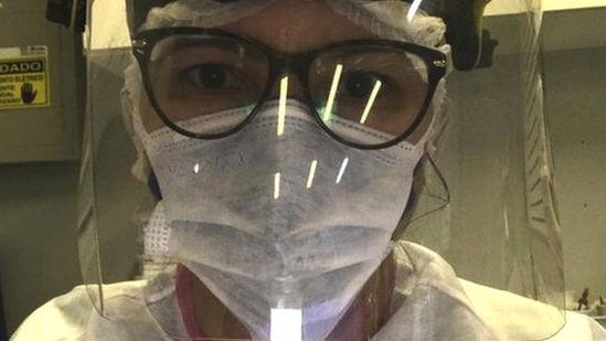 Elaine Oliveira posted on Instagram a picture in which she is wearing full protective gear