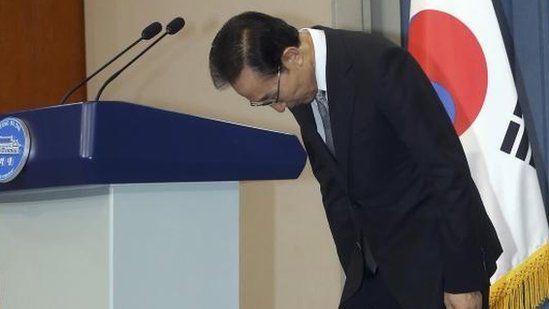 South Korean President Lee Myung-bak bows to make an apology to the nation at the presidential Blue House in Seoul 24 July, 2012