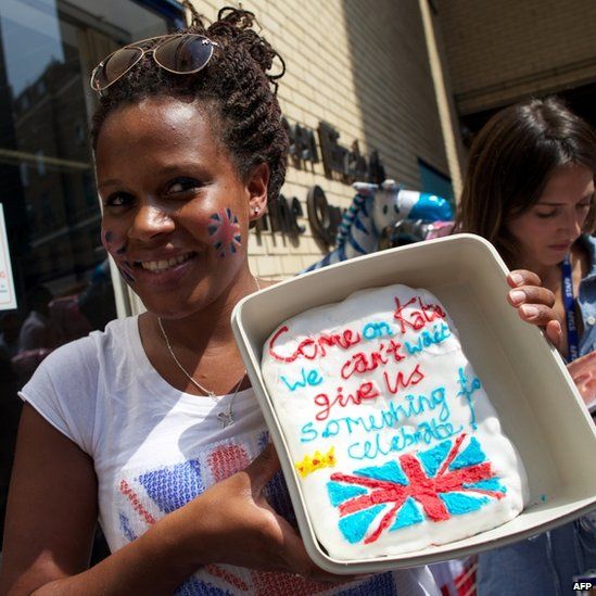 Royal fan with a cake