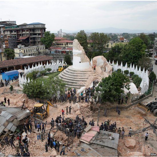 People inspect the damage of the collapsed landmark Dharahara, also called Bhimsen Tower, after an earthquake caused serious damage in Kathmandu, Nepal (25 April 2015)