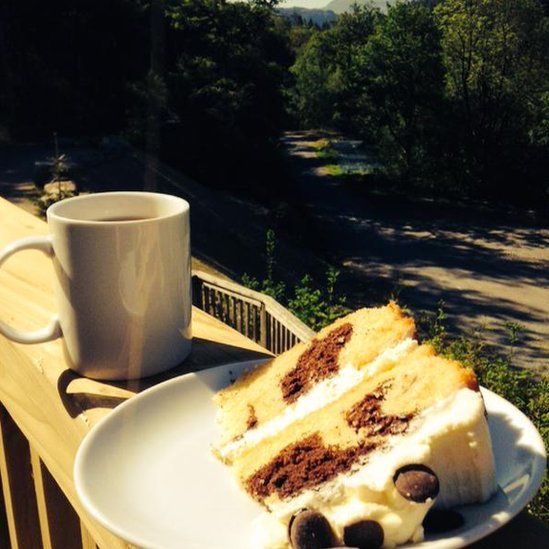 Coed y Brenin - cacen a phaned efo golyfa bendigedig o'r caffi