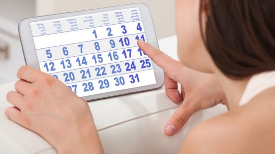 Mujer viendo un calendario