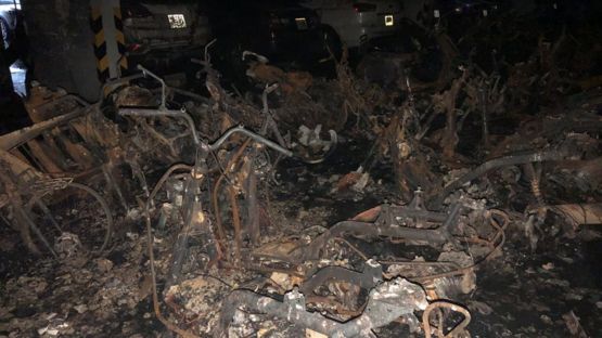 Hình ảnh xe máy cháy rụi tại tầng hầm chung cư Carina, được cho là nơi đám cháy bùng phát.