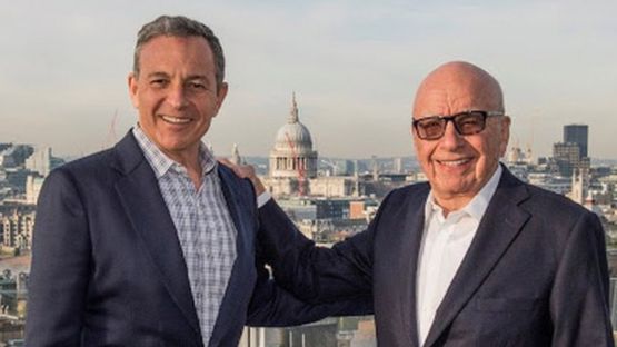 Chief executive Disney, Bob Iger bersama Rupert Murdoch pemilik 21st Century Fox
