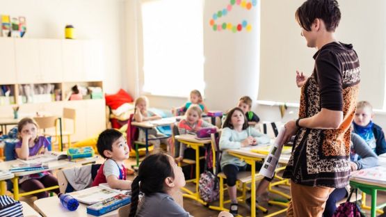 Niños estonios en un aula.