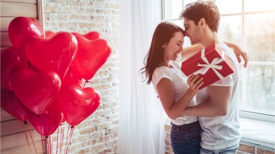 Pareja, regalo y globos