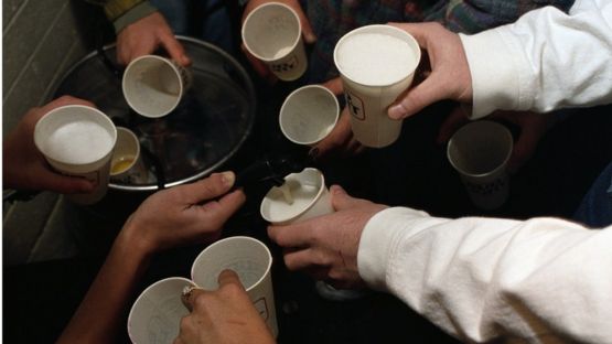 Adolescentes sirviéndose cerveza