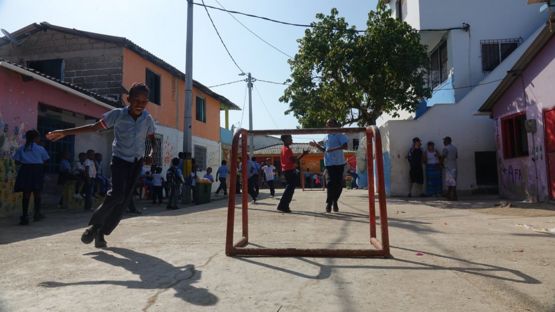 Niños jugando fútbol