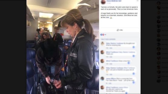 La piloto Tammie Jo Shults a bordo del avión de Southwest que aterrizó de emergencia el martes.