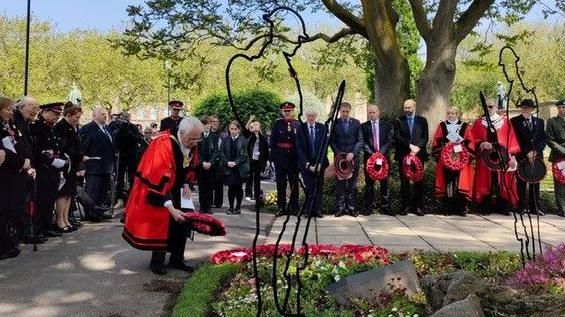 Lord Mayor lays a wreath, encircled by local dignitaries