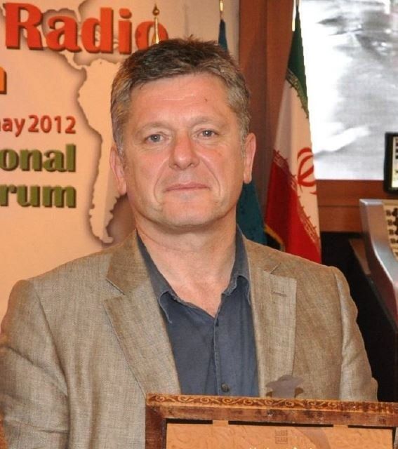 Russell yn derbyn gwobr Newyddiadurwr Rhyngwladol Yn Iran 2012