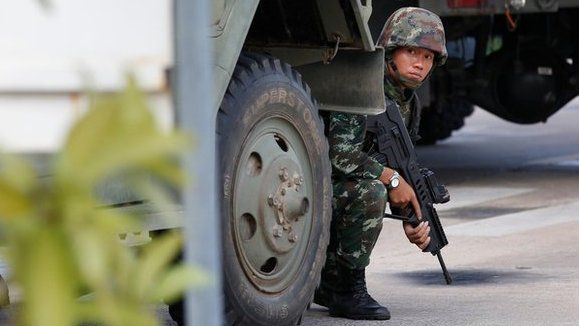 Thai soldier takes cover near the Army Club, Bangkok (22 May)