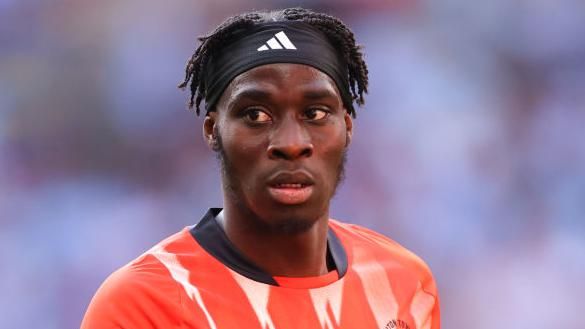 Luton's Adebayo signs new deal - BBC Sport