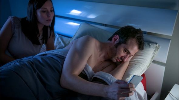 Исследователи считают, что соцсети и порно разрушают нашу сексуальную жизнь