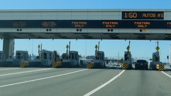 Trạm thu phí lên cầu Bay Bridge vào San Francisco thường kẹt xe nay vắng vẻ vì nạn dịch Cô Vi