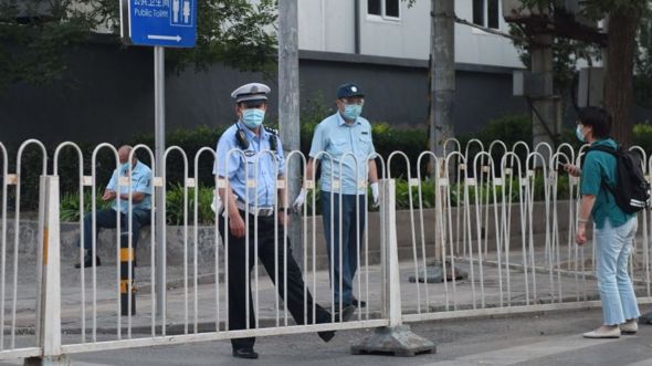 Barrier được dựng để chặn đường vào chợ Xinfadi
