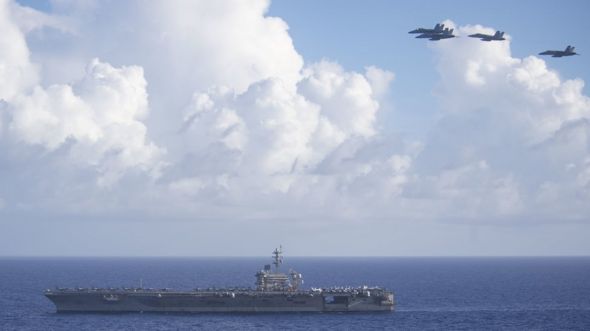 Chiến đấu cơ F/A-18F Super Hornets bay phía trên tàu sân bay USS Theodore Roosevelt trong sứ mệnh tại Biển Philippines