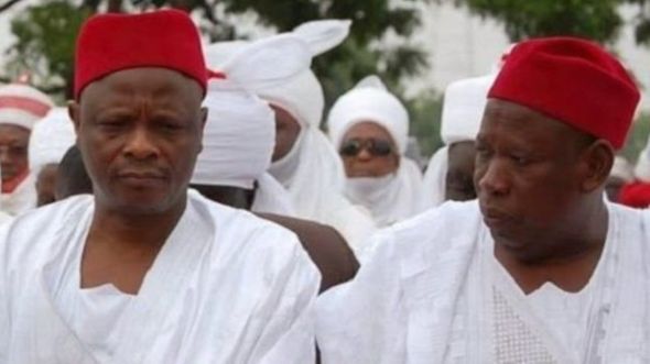 Gwamna Abdullahi Ganduje (Dama) tare da Sanata Rabi'u Musa kwankwaso