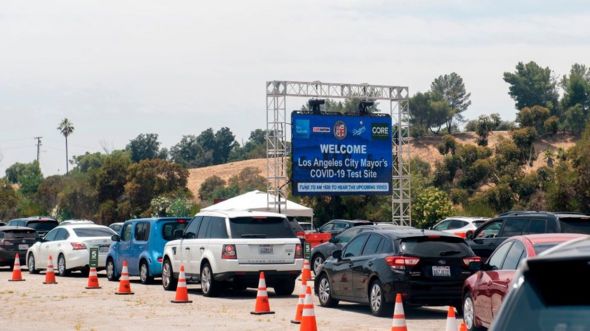 Dòng xe xếp hàng chờ xét nghiệm Covid-19 ở Sân vận động Dodger Stadium, Los Angeles hôm 25/6
