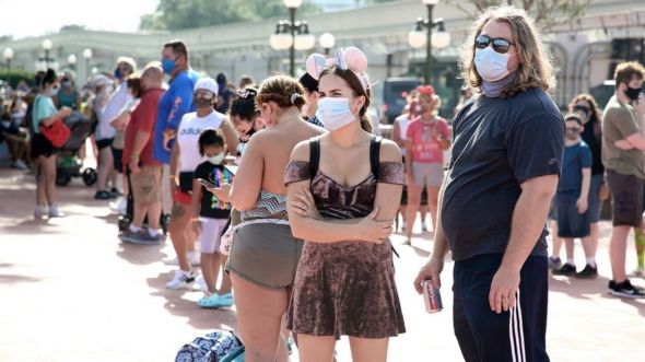 La gente hace cola fuera de Walt Disney World