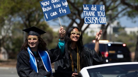 Sinh viên tốt nghiệp trường California State University San Marcos, ngày 15/5