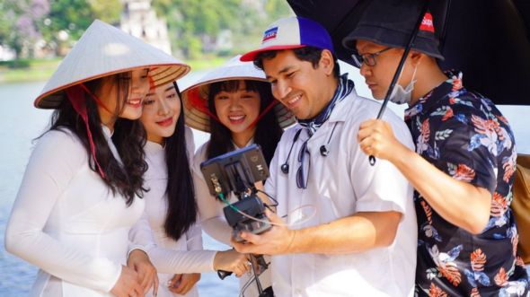 Mauricio Osaki và các nghệ sĩ tham gia video Bao la Việt Nam