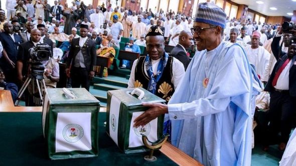 Shugaba Buhari na mika kasafin kudi