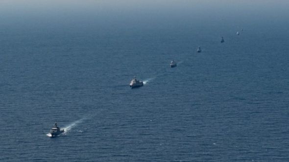 (Từ trái) Các tàu HTMS Krabi (Thái Lan), USS Montgomery (Mỹ), RSS Tenacious (Singapore), UMS Kyan Sittha (Myanmar), BRP Ramone Alcaraz (Philippines), KDB Darulamen (Brunei), và Corvette (Việt Nam)18 trong cuộc tập trận chung Mỹ-ASEAN