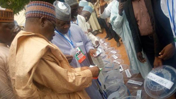 Gwamnan Zamfara Abdul'aziz Yari da tsohon Gwamnan Sokoto Malam Yahaya Abdulkarim suna kada kuri'a