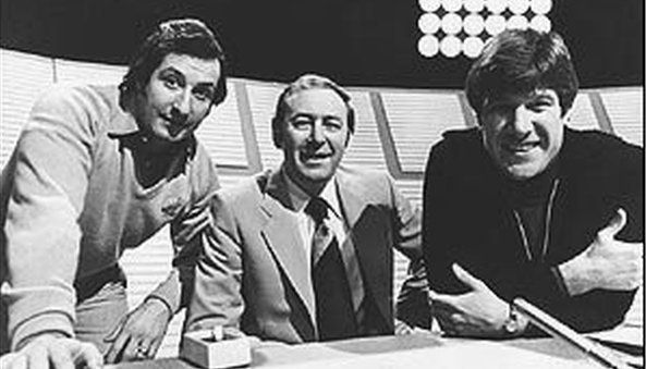 Wedi ymddeol yn 1978, bu Gareth yn gapten ar y cwis chwaraeon poblogaidd Question of Sports. O'r chwith i'r dde; Gareth, David Coleman ac Emlyn Hughes. After his retirement in 1978, Gareth became Captain on the popular sports quiz, Question of Sports. From the left, Gareth, David Coleman and Emlyn Hughes